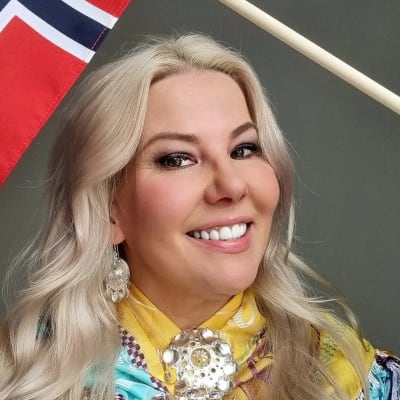 Nainen Norjan lipun kanssa. 