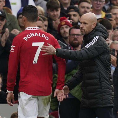 Erik ten Hag klappar Cristiano Ronaldo på ryggen.