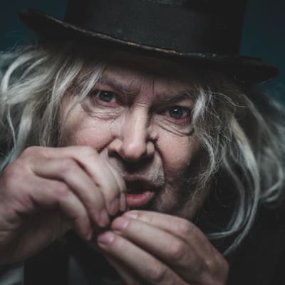 Skådespelaren Anders Larsson sminkad till Scrooge 