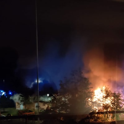 Oulun Hiirosessa torstaina 2. syyskuuta syttynyt sankkasavuinen tulipalo kuvattuna asunnon ikkunasta.