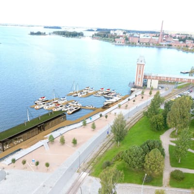 Datorgrafik över ett förslag på en flytande terrasspaviljong i Inre hamen i Vasa.