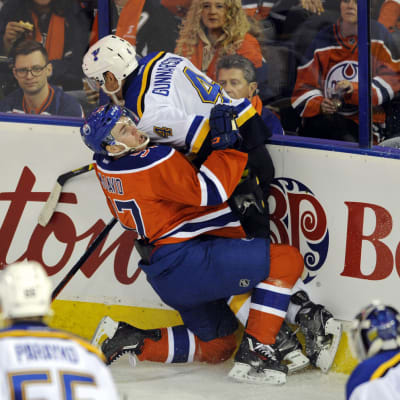 Edmontonin Connor McDavid (vas.) ja St. Louisin Carl Gunnarsson.