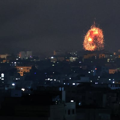 Videolla pommituksia Gazassa perjantain vastaisena yönä.