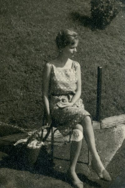 Kaarina Suonio Pariisissa vuonna 1960. Tyylikäs vuori nainen leningissään istumassa ehkä Seinen rannalla kesäaikaan.