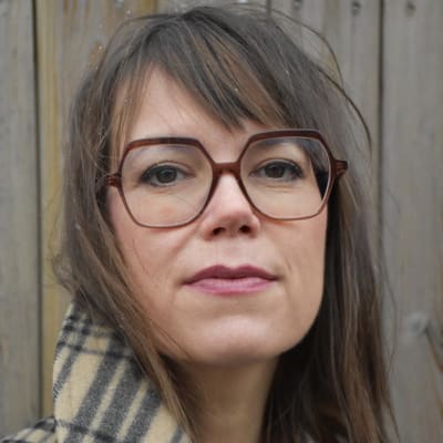 Elisabeth Hjorth vänd mot kameran.