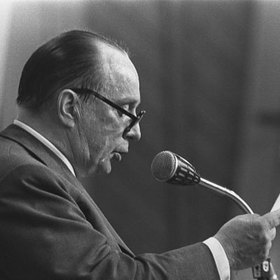 Veikko Vennamo håller tal på Landsbygspartiets partidag 1972.