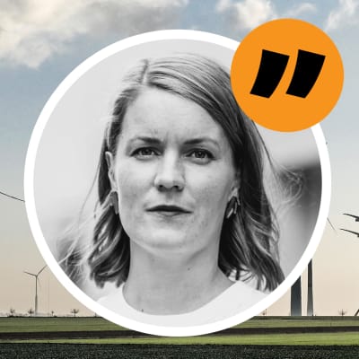 Vindturbiner framför ett kolkraftverk med bolmande skorstenar & en bild på redaktör Marianne Sundholm.