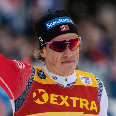 Johannes Høsflot Klæbo höjer pekfingret mot skyn.