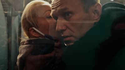 Aleksej Navalnyj och Julia Navalnaja i en omfamning. 
