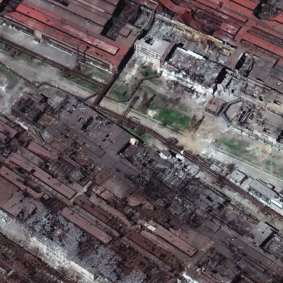 Pommituksissa kärsinyt Azovstalin terästehdas Mariupolissa satelliittikuvassa.