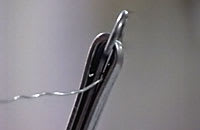 Stick in en krokförsedd tunn ståltråd i knippet av svetstråd