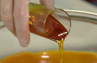 Eterisk olja med apelsindoft blandas i