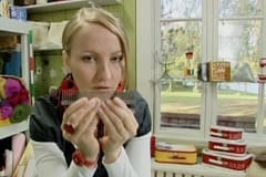 Lee använder den delen av hundkammen som har glesare taggar
