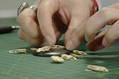Arrangera axen snyggt på en svartmålad rund träbit