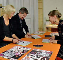Elin, Owe och Lee viker servetter