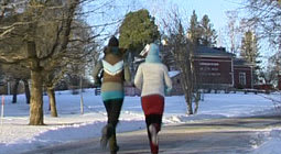Alexandra och Lee testar deodoranten genom att ta sig en joggingtur