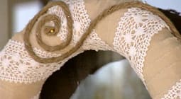 Romantisk krans med tygdekoration, detalj