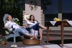 Alexandra och Anne njuter av solen