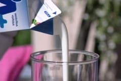 Yoghurt hälls upp i kannan
