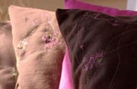 Broderade kuddar till ryggstöd
