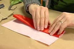 Lee viker in en kartongbit i pappret