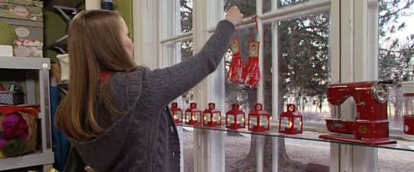 Lee hänger upp de färdiga smällkaramellerna i fönstret