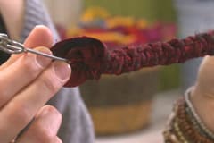 Upprepa knytningen tills du har önskad längd på armbandet