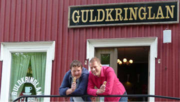 Michael och Matias njuter av tillvaron utanför Guldkringlans café