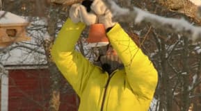 Anne hänger upp en isterkorv gjord i kruka