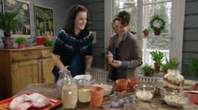 Anne och Lotta skall precis sätta igång med att laga småfågelmat