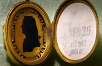 Medaljong med utskuren profil