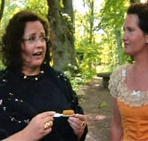 Pia Maria och Pia-Maria begrundar mustaschborsten och graveringen på den