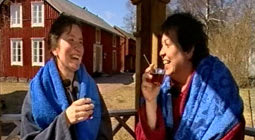 Hedvig och Elisabeth njuter av drycker efter badet
