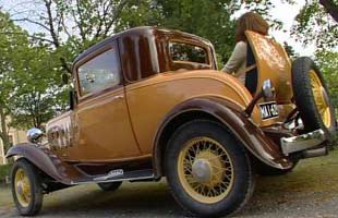 Chevrolet Sport Coupé 1932 med Wivan i svärmorsluckan