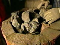 Ugnen fylls med 300 kg sten