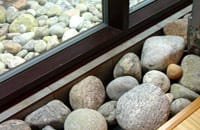 Stenar både på in- och utsidan