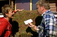 Susanna och Johan bekantar sig med gröntaksmattan