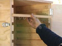 Man kan antningen hänga upp maten att rökas i krokar eller skjuta in ett galler och röka på det