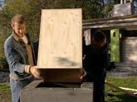 Röklådan sitter som måttsydd för grillen, och det är den ju också
