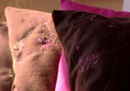 Med Lees sittdynor med symaskinsbroderi