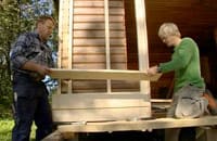 Johan och Jim lägger fjällpanelen