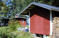 En stuga i traditionell rödmylle färg. Bild: Yle Bildtjänt. Arja Lento