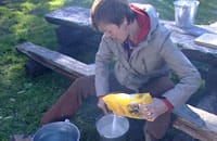 Susanna blandar vetemjöl och kallt vatten