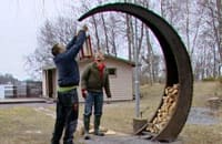 Häng upp lykta och fyll på med ved
