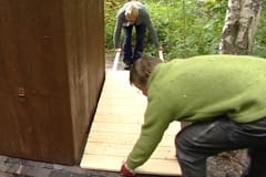 Rampen läggs på plats