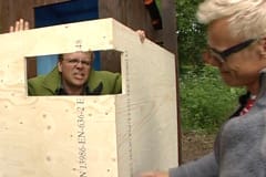 Väggen skyddar mot insyn, titthålet fungerar som fönster utåt