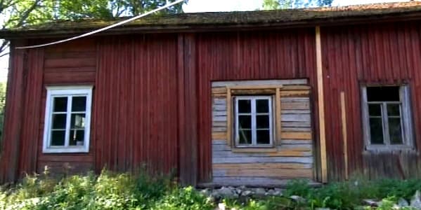 Gårdshus med ny stockvägg