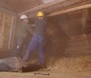 Jim och Johan kontrollerar takbjälkarna