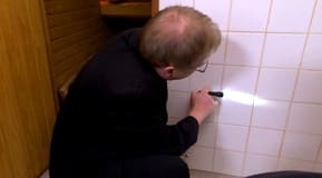 Fogarna i kaklet undersöks för sprickor