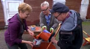 Jim, Johan och Susanna kokar färg